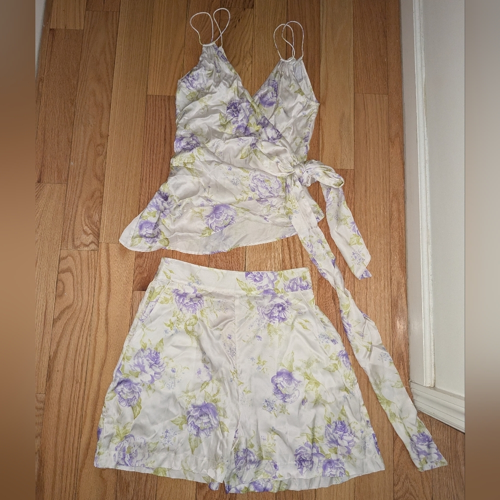4S. NWOT WEEKEND STORIES WRAP TOP & SHORT SET